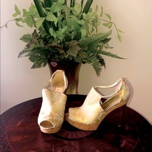MORE SPRING/SUMMER STYLE! Beige/Gold palm print platform heels. Nine West, S 7.